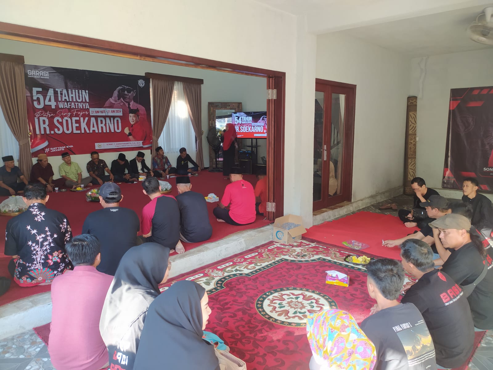 Relawan Garasi (Griya Rajut Aspirasi) Sonny T. Danaparamita saat menggelar Haul Bung Karno Ke-54 di Banyuwangi