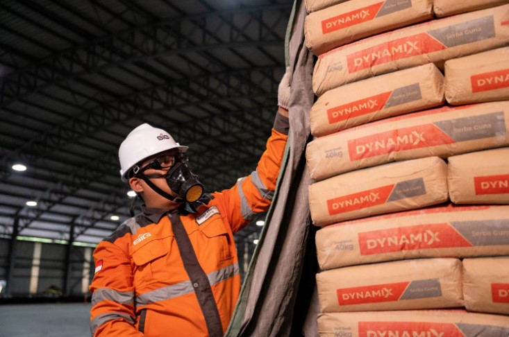 Karyawan SBI Pabrik Cilacap saat menyiapkan semen kantong yang siap kirim di emplasemen kereta api Karangtalun, Kabupaten Cilacap, Jawa Tengah. (DOK.PT Semen Indonesia (Persero) Tbk (SIG))