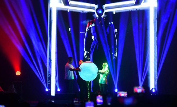 Menteri BUMN Erick Thohir, Komisaris Utama Pertamina Simon Aloysius Mantiri, dan Direktur Utama Pertamina Nicke Widyawati melakukan simbolis 4 Tahun Pertamina AKHLAK Fest 2024 di Istora Senayan (9/7) (DOK.PT Pertamina (Persero))