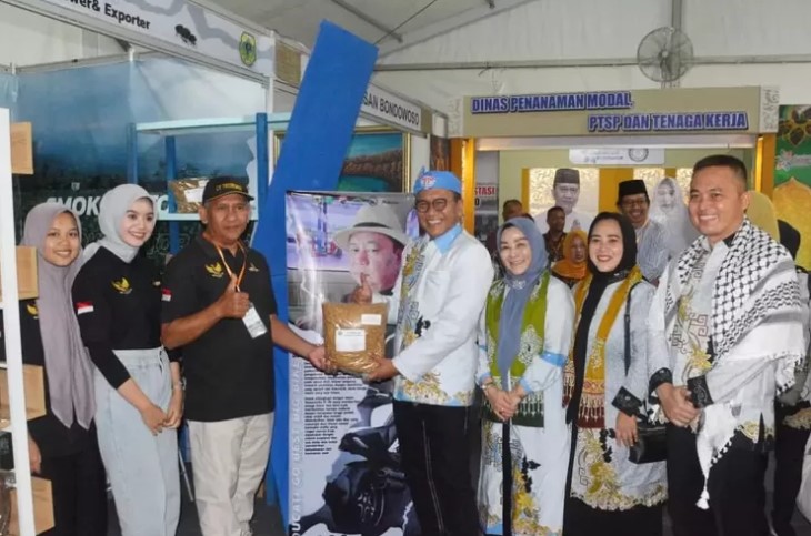 Pj Bupati Bambang Soekwanto saat berada di salah satu stand UMKM pada Festival Muharram 1446 Hijriyah. (IjenIndonesia.com)