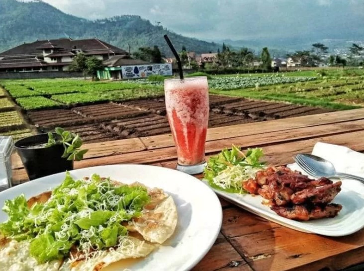 Pupuk Bawang Cafe - Ini 6 restoran terbaik dengan nuansa pedesaan di Malang. (wisata.com)