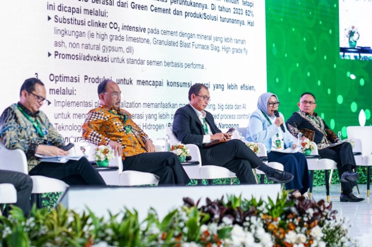 Direktur Operasi SIG Reni Wulandari (kedua kanan) saat memberikan paparan pada sesi talk show dalam acara Green Economy Expo 2024 yang digelar Kementerian PPN/Bappenas di Jakarta Convention Center. (DOK.SIG atau PT Semen Indonesia (Persero) Tbk)
