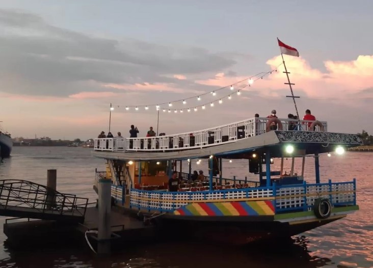 Salah satu perahu yang digunakan untuk susur sungai Kapuas. (jadesta.kemenparekraf.go.id)