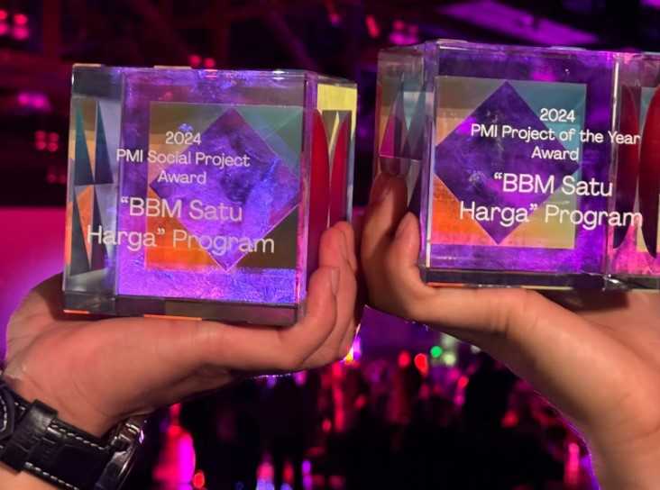 Dari PMI, Pertamina mendapat dua penghargaan, yaitu 2024 PMI Social Project Award dan yang paling membanggakan adalah Juara Utama 2024 PMI Project of the Year Awards. (DOK. Pertamina)