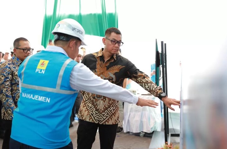 Direktur Utama PLN, Darmawan Prasodjo didampingi General Manager PLN UID Jawa Timur, Agus Kuswardoyo dan Manager PLN UPT Gresik, Ivan Nur Pratama meninjau kesiapan listrik&nbsp;di&nbsp;GI Bungah. (DOK. PLN)