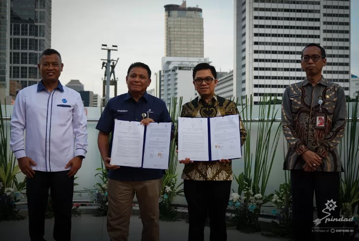 Penandatanganan MoU antara Pindad dan Transjakarta terkait penyediaan bus listrik untuk transportasi umum ramah lingkungan. (pindad.com)