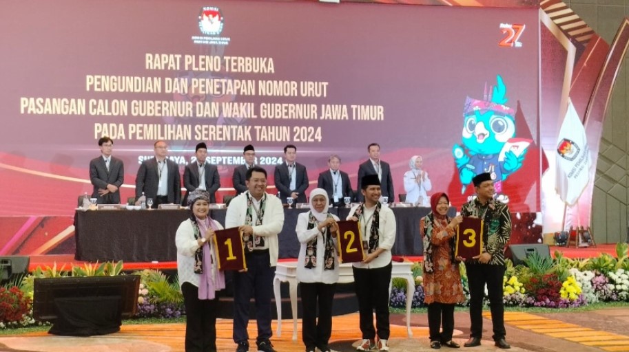 Pasangan Cagub - Cawagub Jatim saat mengambil nomor urut yang dirapat pleno terbuka KPU Jatim.