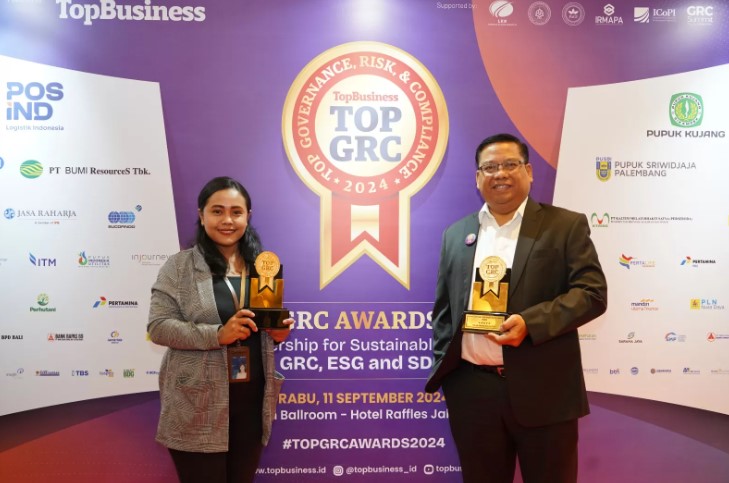 PERURI meraih dua penghargaan di Top GRC Award 2024, termasuk 5 Stars atas tata kelola yang baik, serta Direktur Keuangan Fajar Rizki sebagai The Most Committed GRC Leader 2024. (Dok. Peruri)