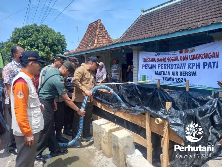 Perhutani salurkan bantuan air bersih untuk wilayah Pati, Jawa Tengah. (perhutani.co.id)