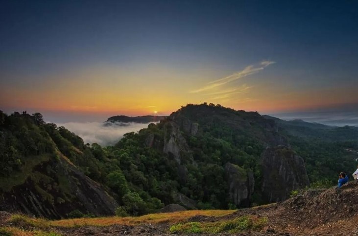 Pemandangan matahari terbit di Gunung Purba Nglanggeran di Patuk, Gunungkidul, Yogyakarta. (jadesta.kemenparekraf.go.id)