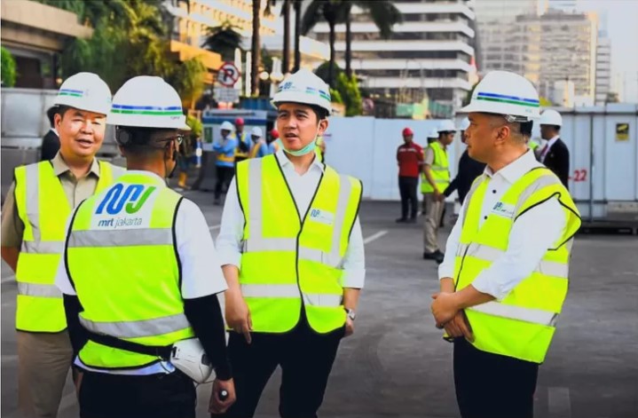 Potret Gibran tinjau proyek MRT fase 2. (instagram @gibran_rakabuming)