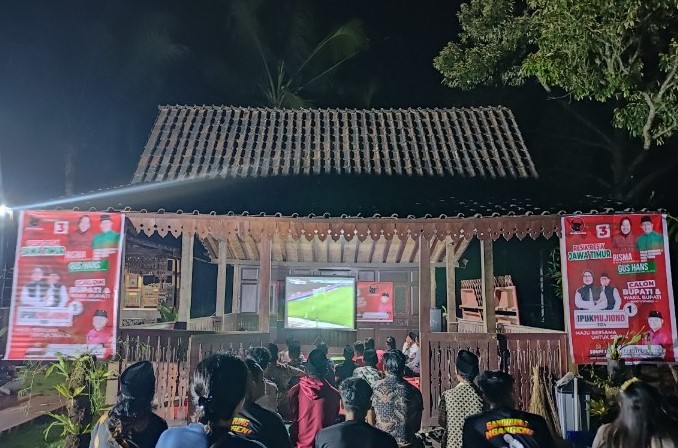 Nobar Timnas Indonesia di Rumah Aspirasi Sonny T Danaparamita Dusun Mondoluko