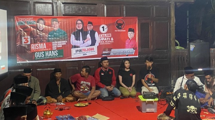Romi Ardianto menyampaikan sambutan ke warga Dusun Mondoluko