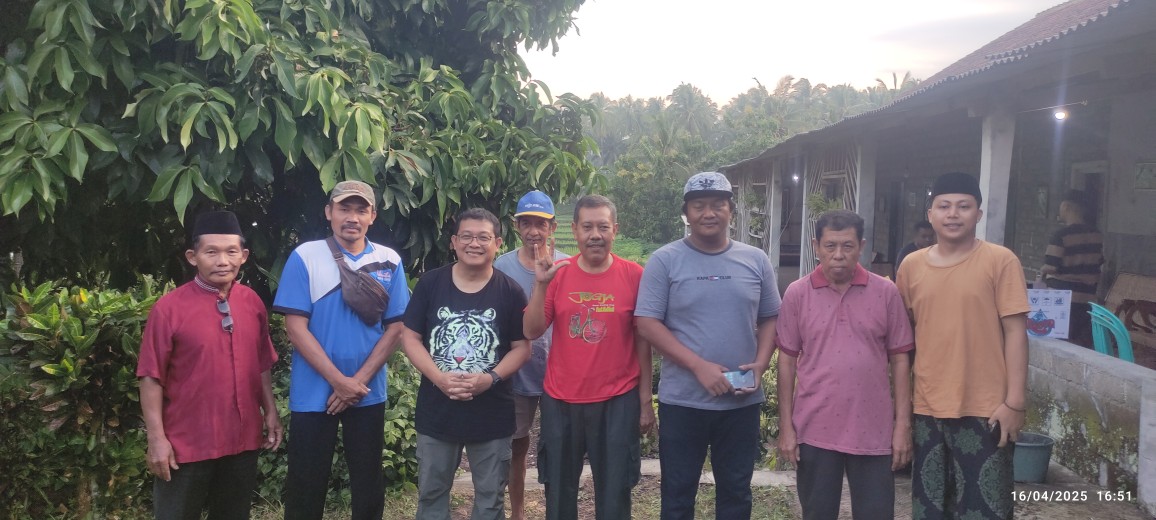 Anggota DPR RI Komisi IV Sonny T. Danaparamita bersama Kelompok Petani Desa Kedayunan, Kabat, Banyuwangi