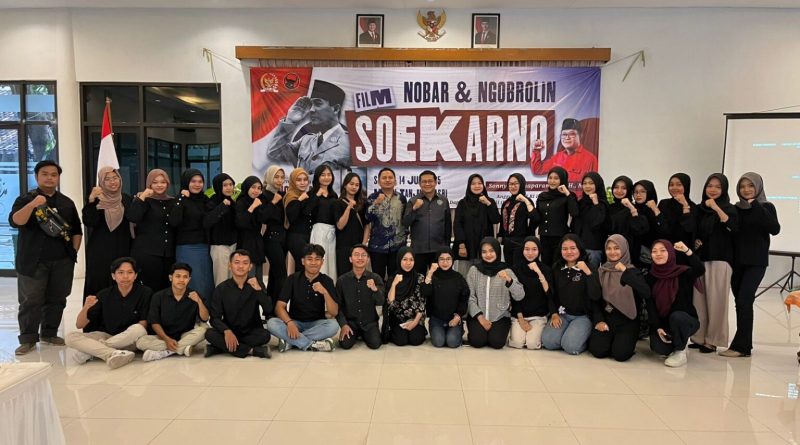 Dalam rangka memperingati Bulan Bung Karno, Anggota DPR RI Sonny T. Danaparamita mengadakan nonton bareng film dokumenter tentang Soekarno serta menggelar diskusi mengenai ideologi Pancasila bersama mahasiswa Universitas 17 Agustus 1945 (Untag 45) Banyuwangi.