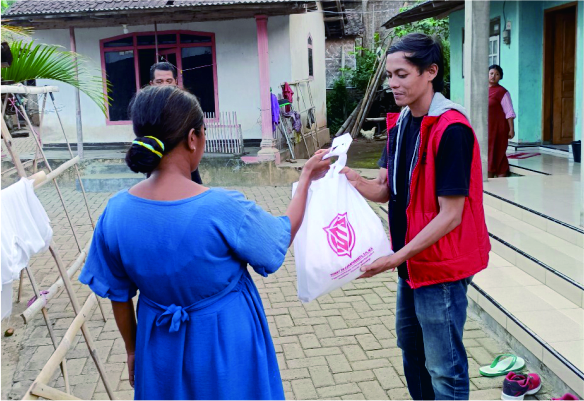 Tim Rumah Aspirasi STD Bondowoso saat menyalurkan paket sembako kepada warga kurang mampu di Bondowoso, dalam rangka penutupan Bulan Bung Karno 2025.