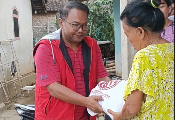 Momen penyerahan langsung paket sembako dari rumah aspirasi STD Bondowoso kepada masyarakat secara door to door sebagai wujud semangat gotong-royong.